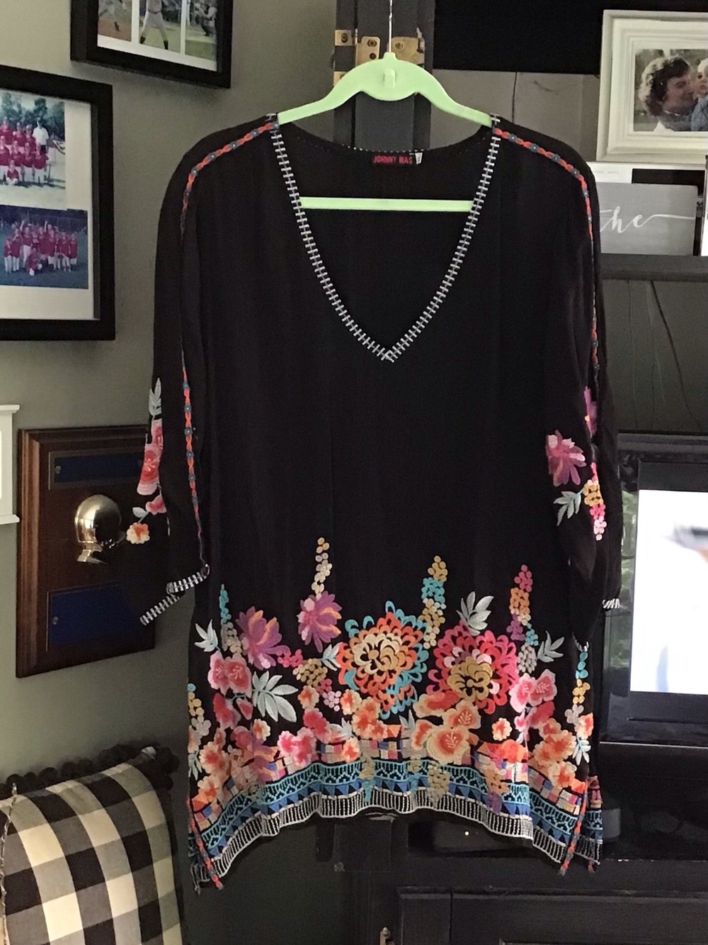 Johnny Was -new no tag, Black Floral Embroidered V-Neck Tunic L